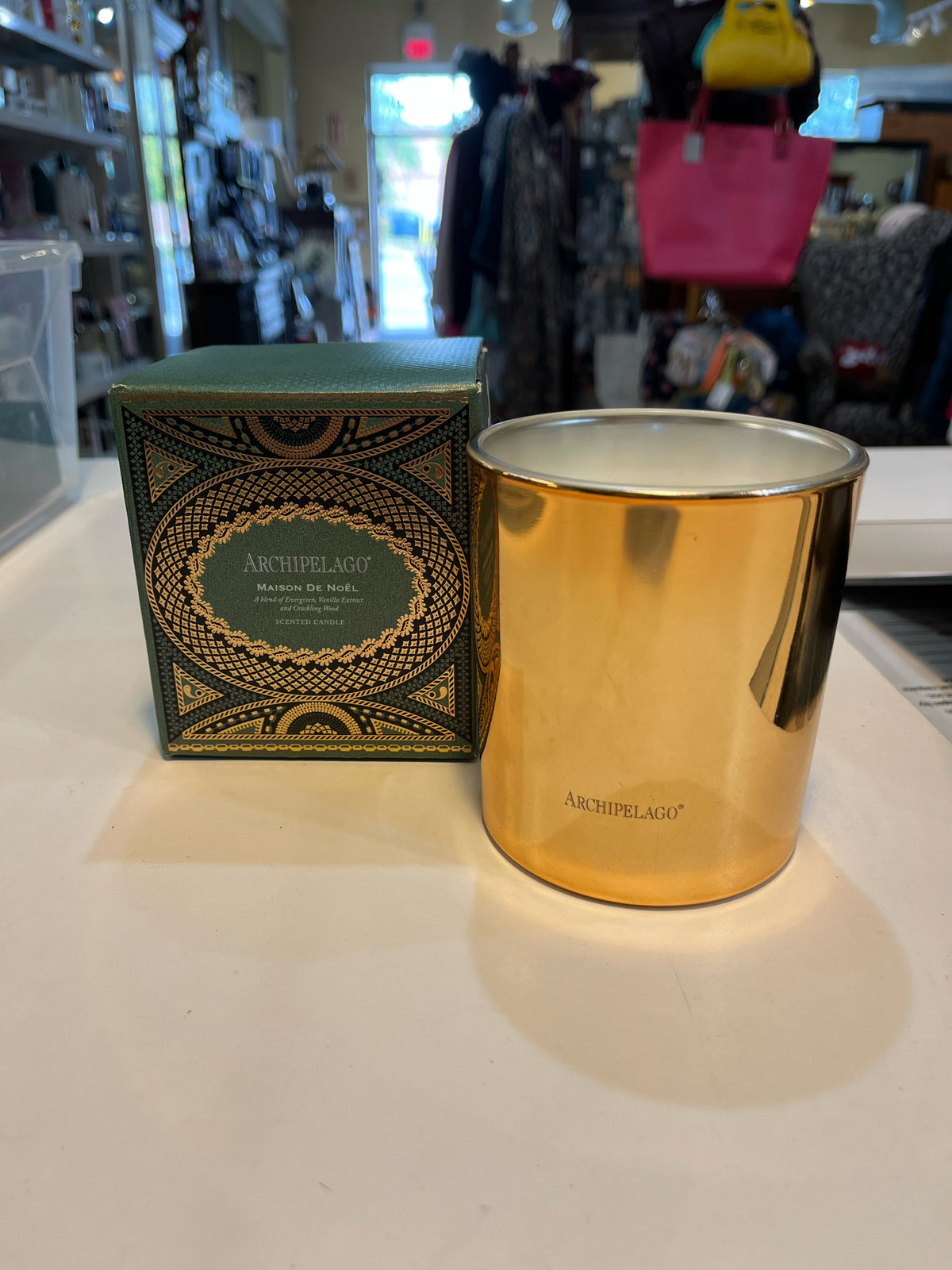 NIB Archipelago "Maison de Noel" 10 oz Candle