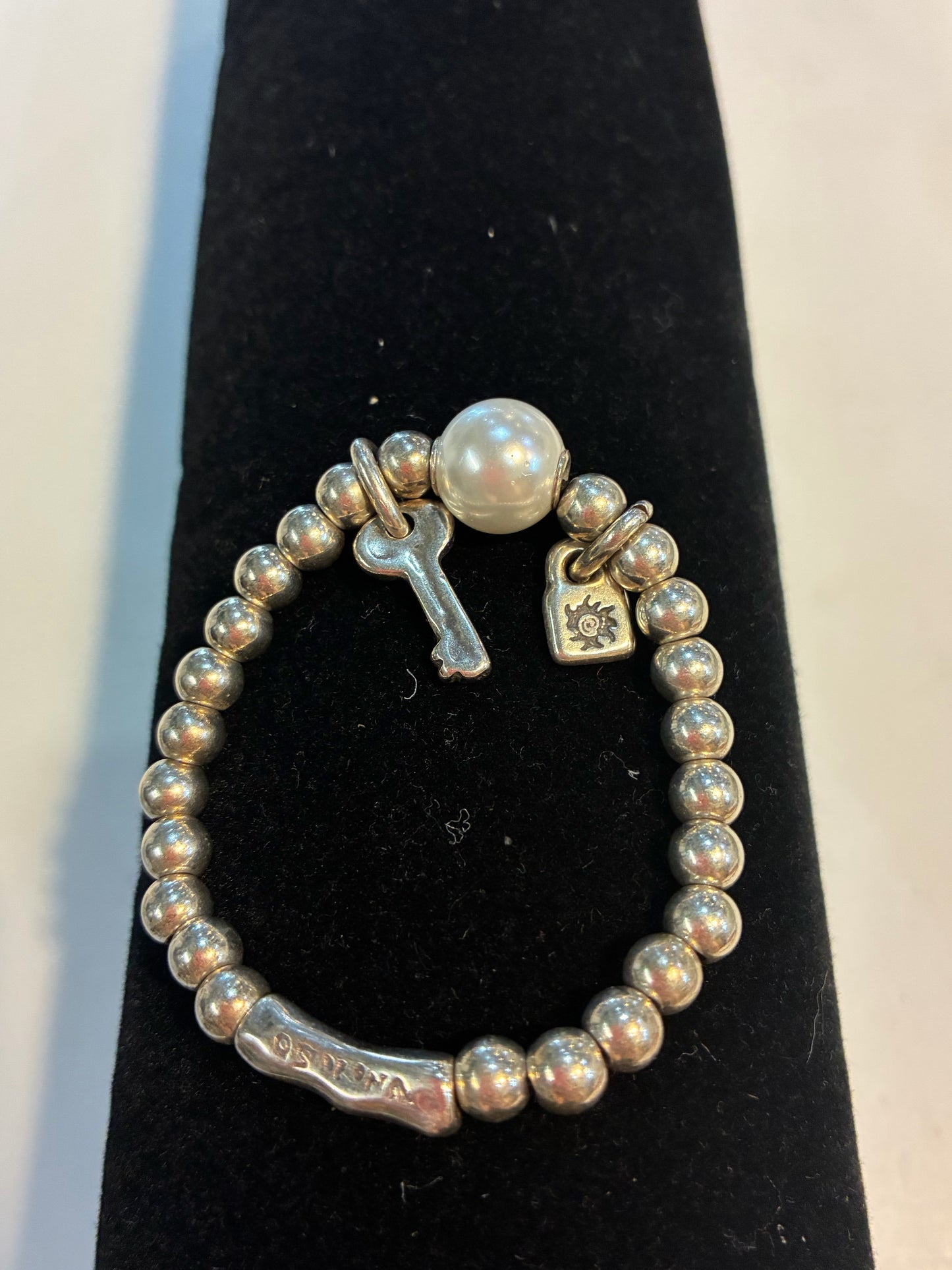 Uno de 50 bangle bracelet with pearl and key