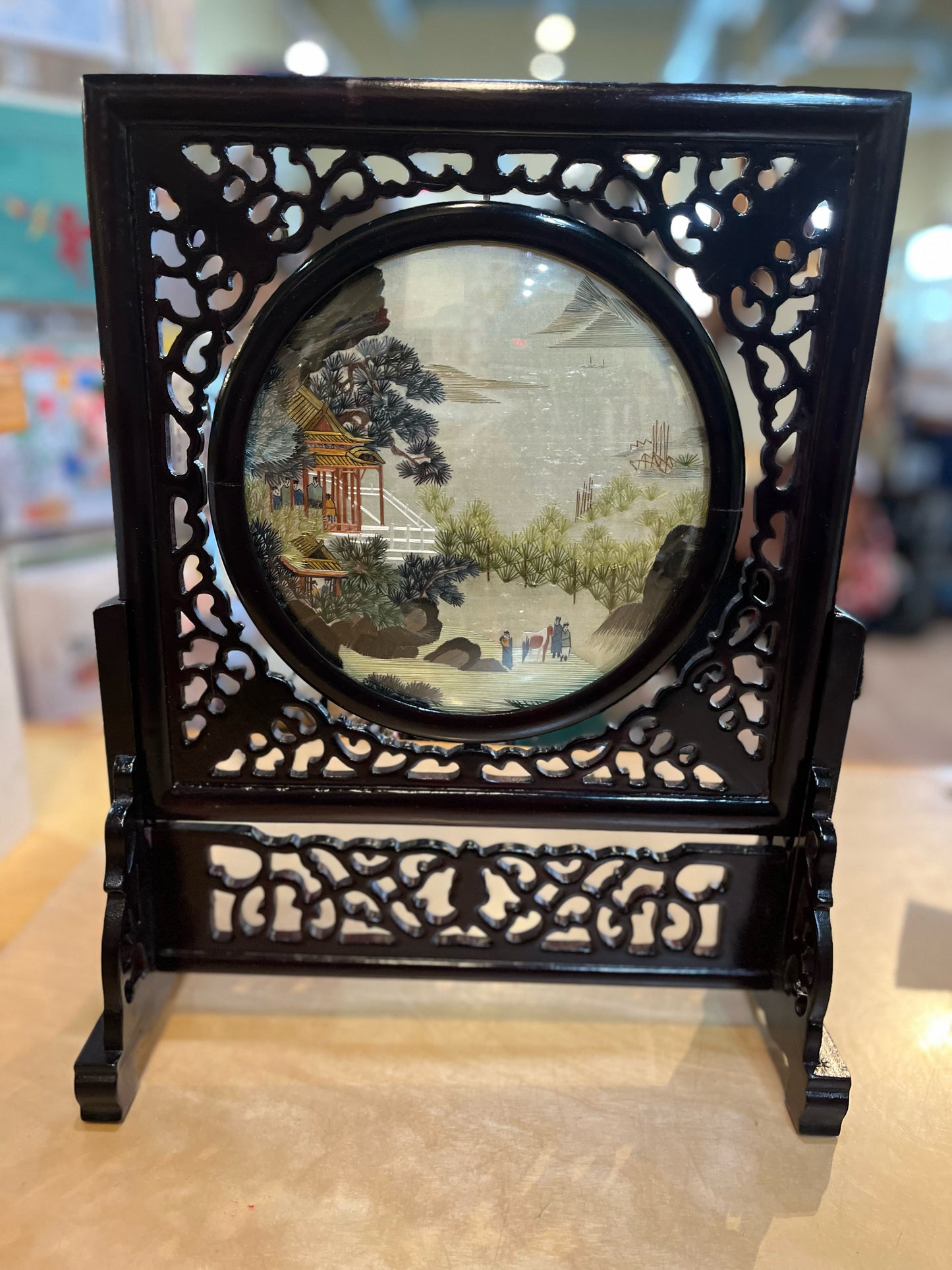 Revolving Screen Lacquered Wood Figurine