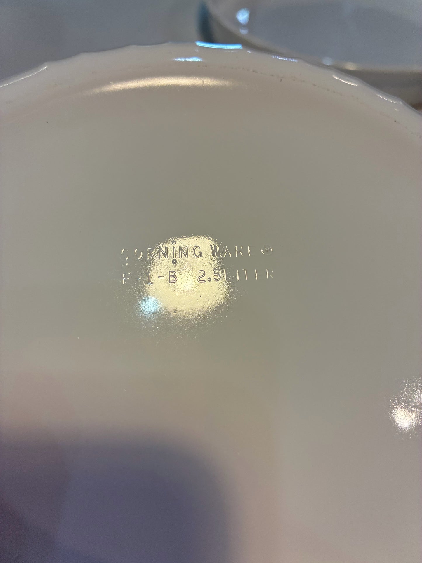 Corningware French White 2.5 quart round casserold with lid