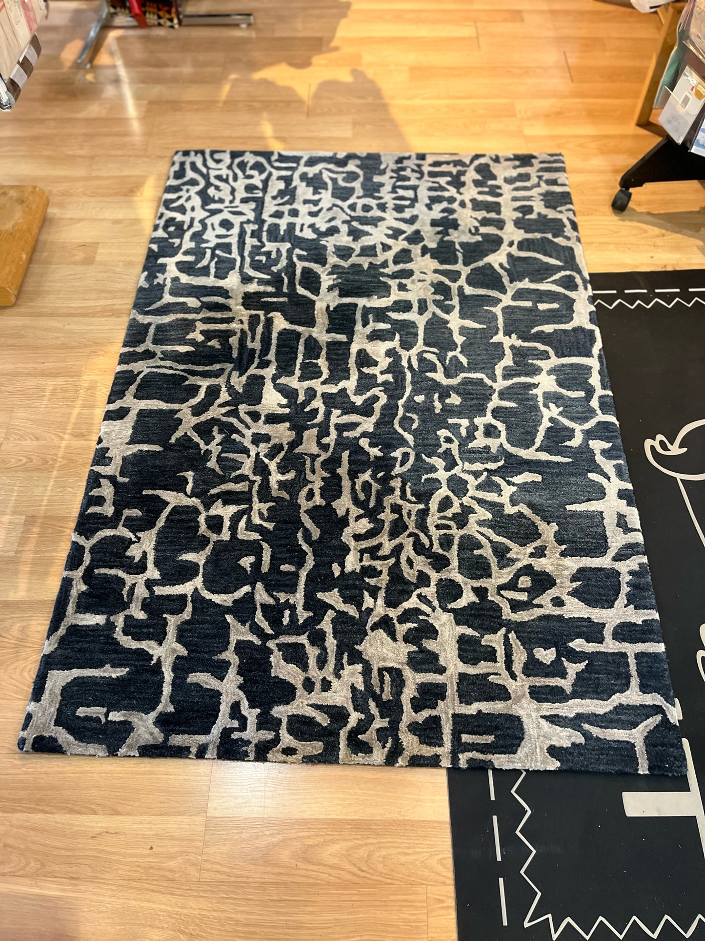 Walter E. Smithe Navy & Gray 4' x 6' Rug