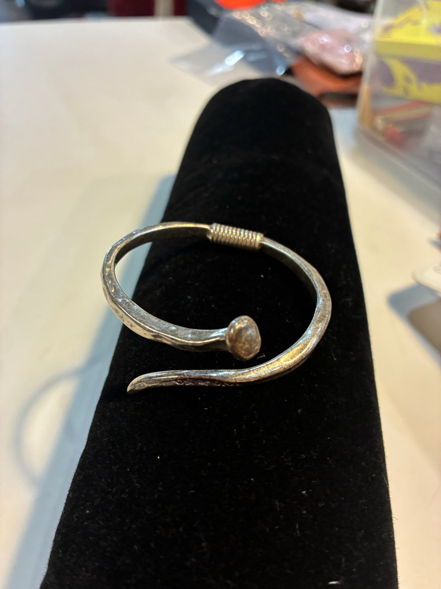 Uno de 50 silver Spring nail head bangle