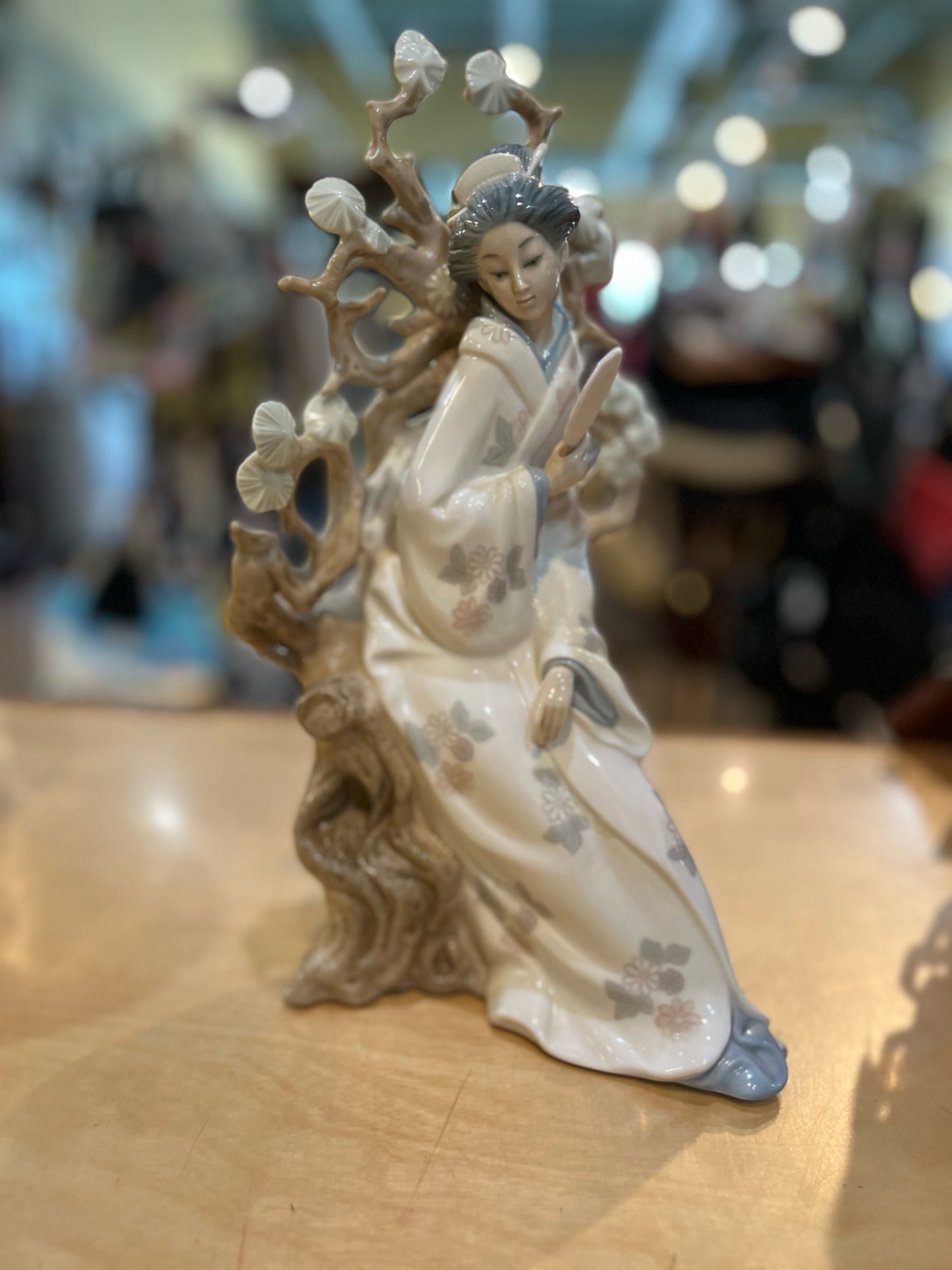 Retired Lladro "Geisha Seated on a Tree Stump" Figurine