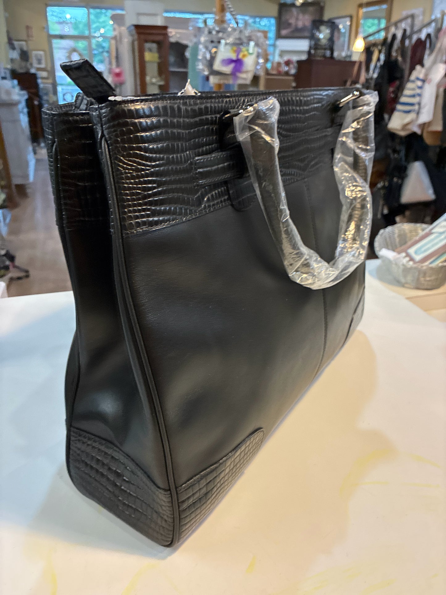 New Levenger Croc Detail Leather Bag