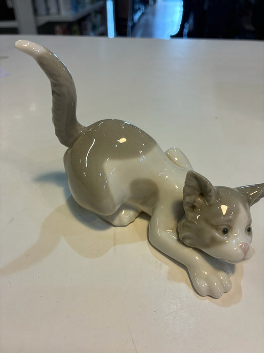 Lladro "Attentive Cat" Figurine #5112