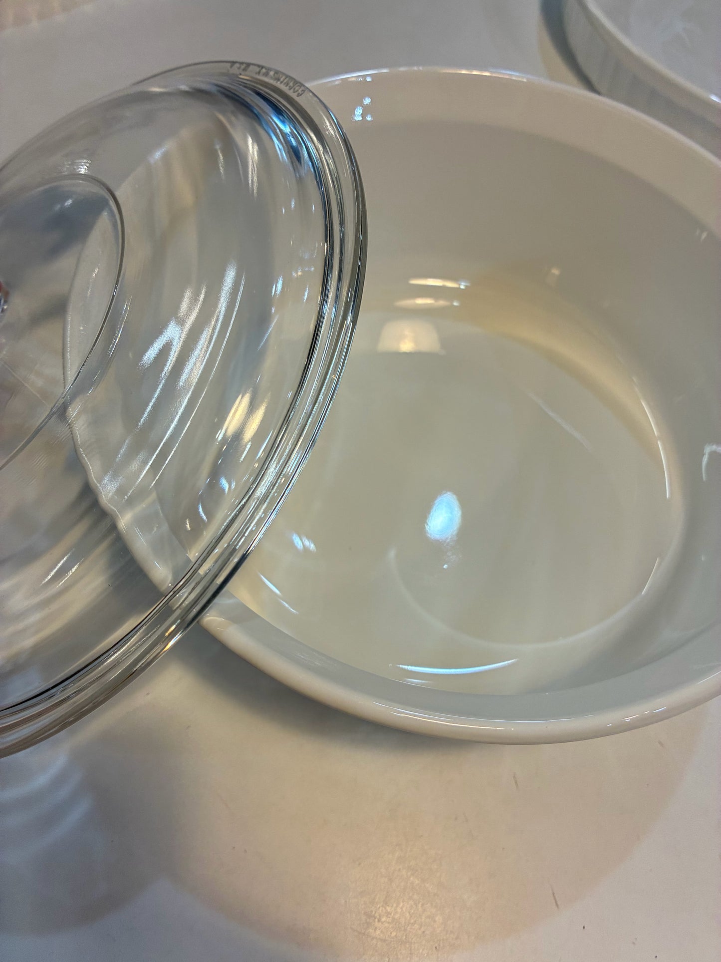 Corningware French White 2.5 quart round casserold with lid