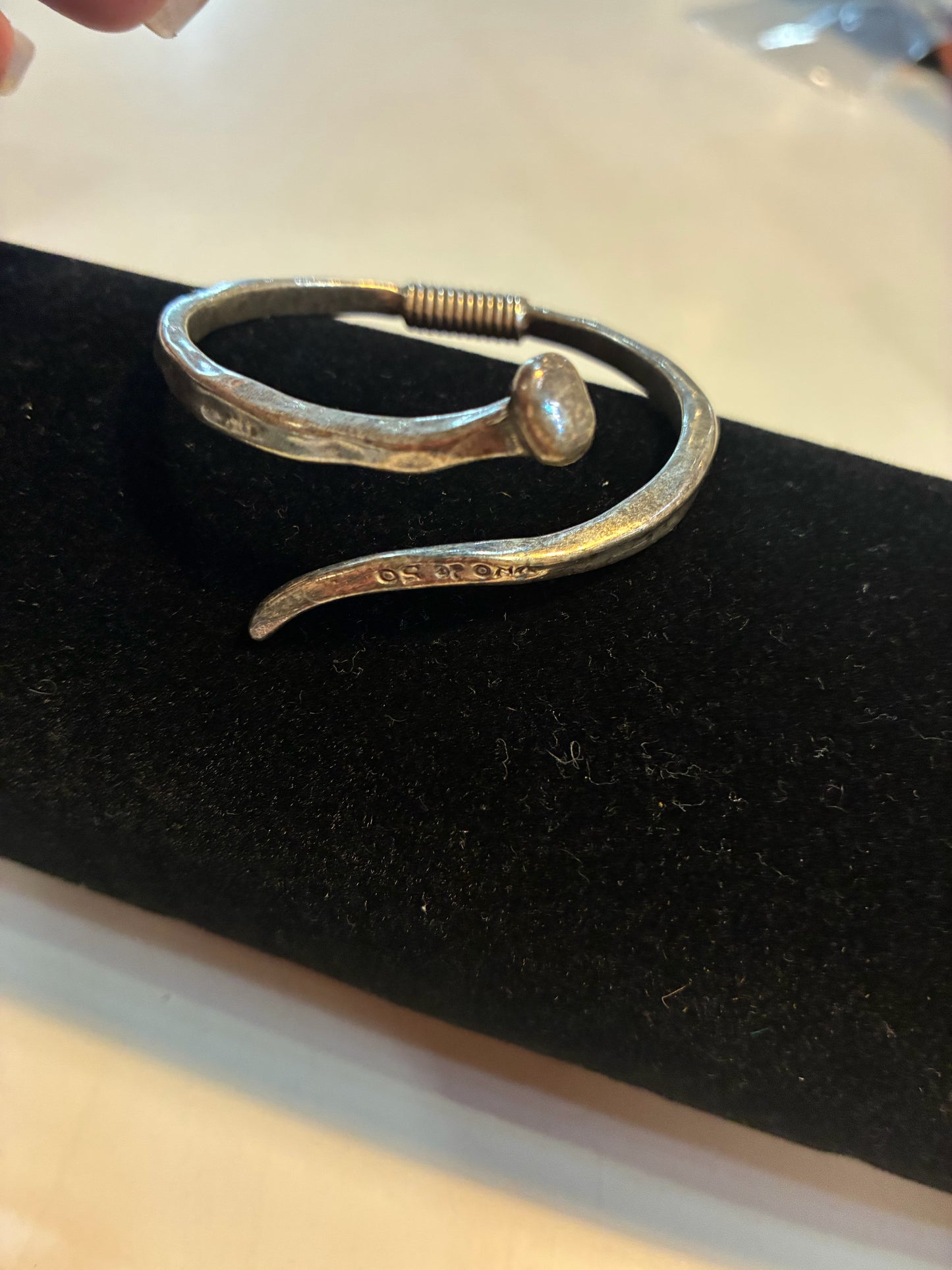 Uno de 50 silver Spring nail head bangle