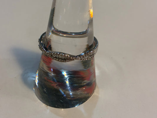 14K white gold with round & baguette diamonds on entwined band